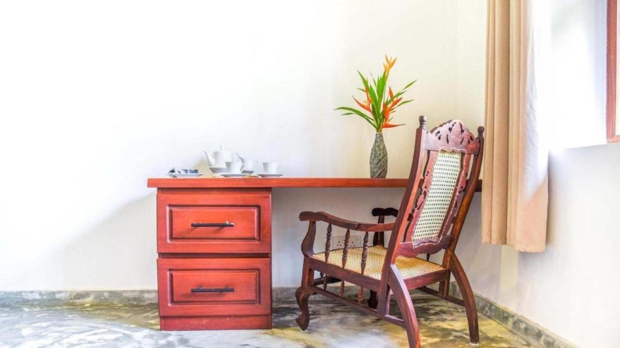 Antique Ceylon Villa Ahangama Bagian luar foto